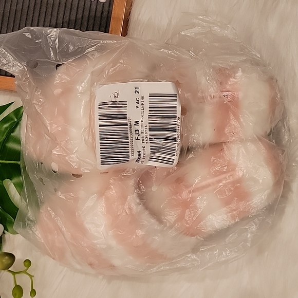 NWT Victoria's secret fur stripped house slippers. Size Medium - Picture 6 of 7